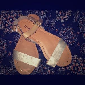 Flat cognac/champagne strapped sandal